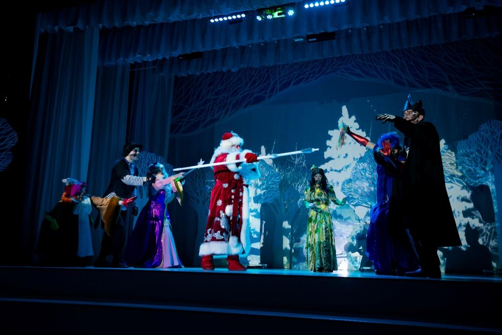 С 24 декабря 2016 года по 07 января 2017 года, Шоу- театр для детей «МультиГрад», вновь гостеприимно открыл свои двери для всех детей Камчатки.